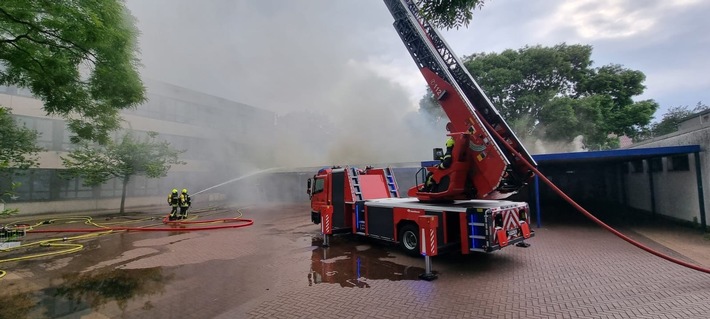 FW-OB: Brand an der Theodor-Heuss-Realschule - Feuerwehreinsatzkräfte vor Ort