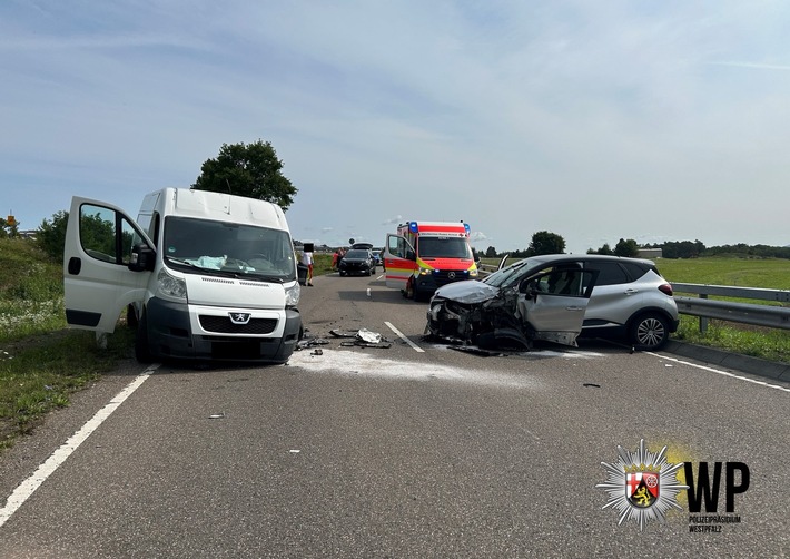 POL-PIKUS: Drei Verletzte bei Unfall im Gegenverkehr