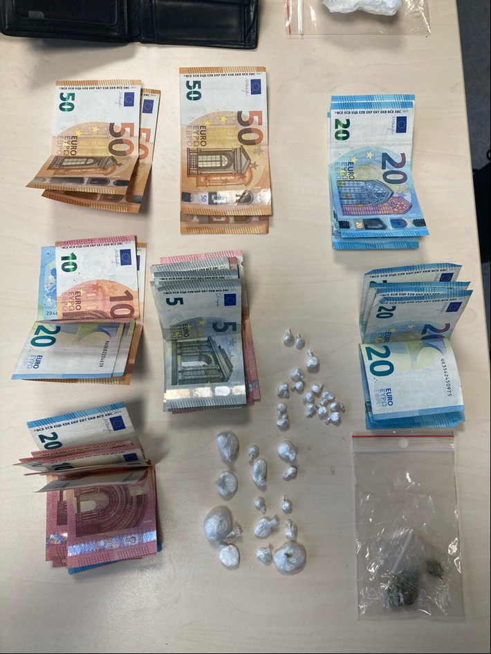 POL-D: Stadtmitte - Charlottenstraße / Friedrich-Ebert-Straße - OSD und Polizei Düsseldorf nehmen mutmaßliche Drogendealer fest - Bargeld und Drogen sichergestellt