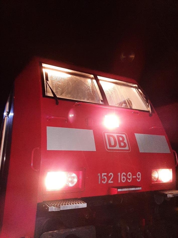 BPOL-HB: Kindertrecker und Eier auf Lokomotive geworfen: Lokführer unter Schock