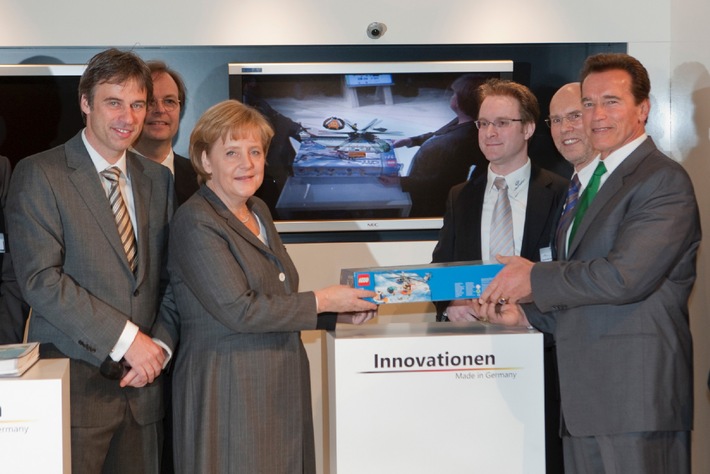 Innovationen Made in Germany: Merkel und Schwarzenegger bei Microsoft auf der CeBIT