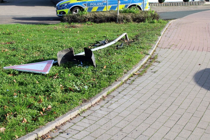 POL-MI: Verkehrszeichen umgefahren und geflüchtet