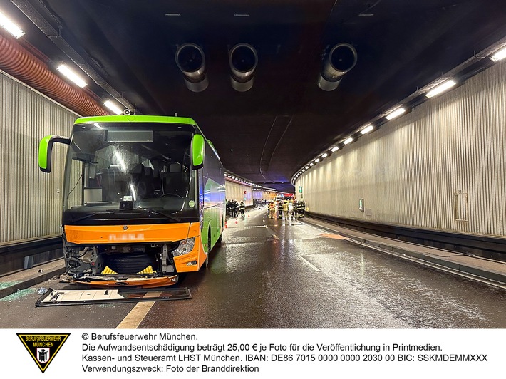 FW-M: Bus kollidiert mit Fahrbahntrennung im Tunnel (Sendling)