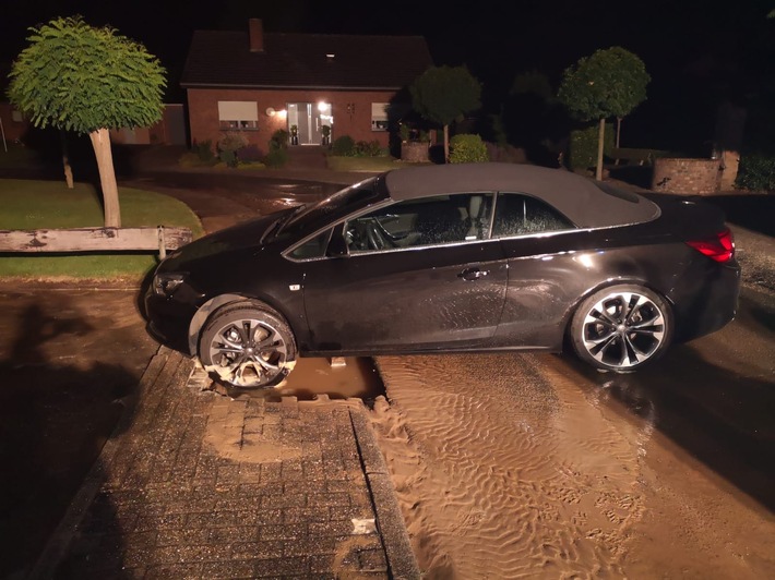 FW-KLE: Rohrbruch überflutet Straße / Fahrzeug bricht in Gehweg ein