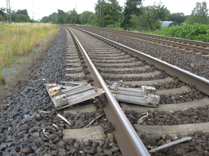 BPOL-HB: Holzpalette auf Bahnstrecke in Bremerhaven gelegt