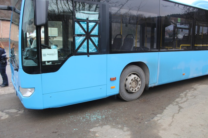 POL-PDKL: Zwei parkende Omnibusse aufgebrochen
