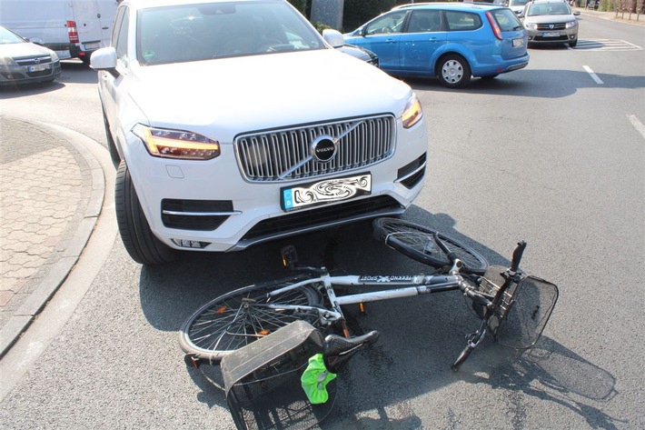 POL-RBK: Bergisch Gladbach - Radfahrerin beim Einbiegen übersehen