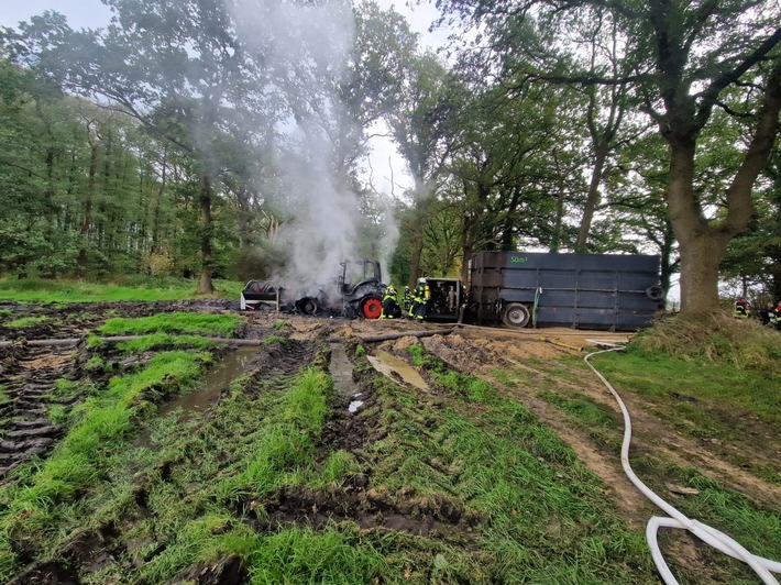 FFW Schiffdorf: Traktor steht in Vollbrand - Feuerwehr steht vor schwieriger Löschwasserversorgung