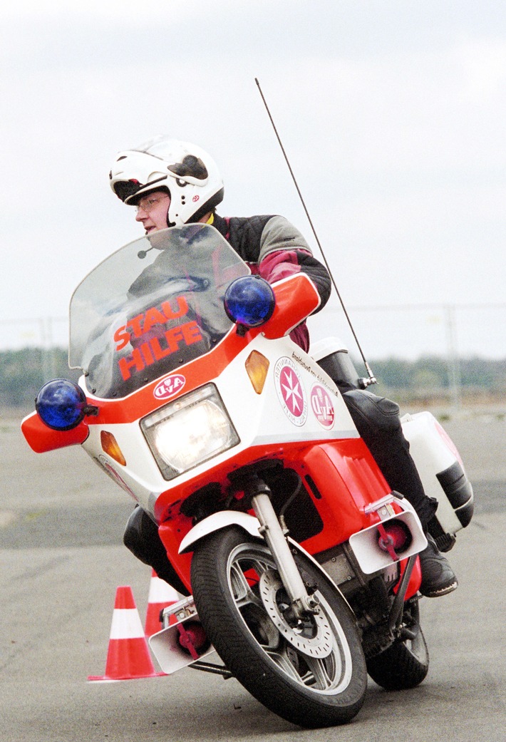 Kampf dem Herzstillstand / "Defis" für Stauhilfe-Motorräder / Eine Aktion der Johanniter und des AvD