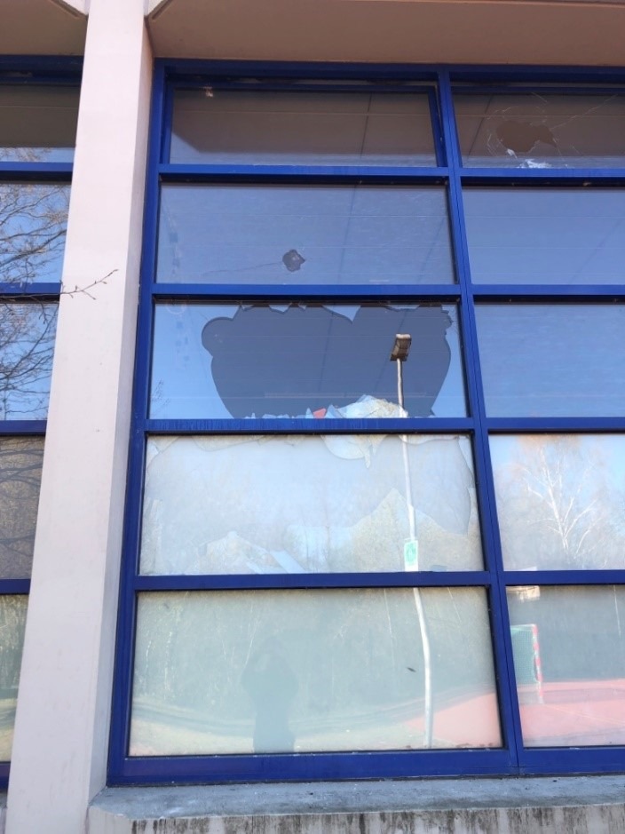 POL-PDNW: Fensterscheiben an Schulturnhalle beschädigt - Zeugenaufruf