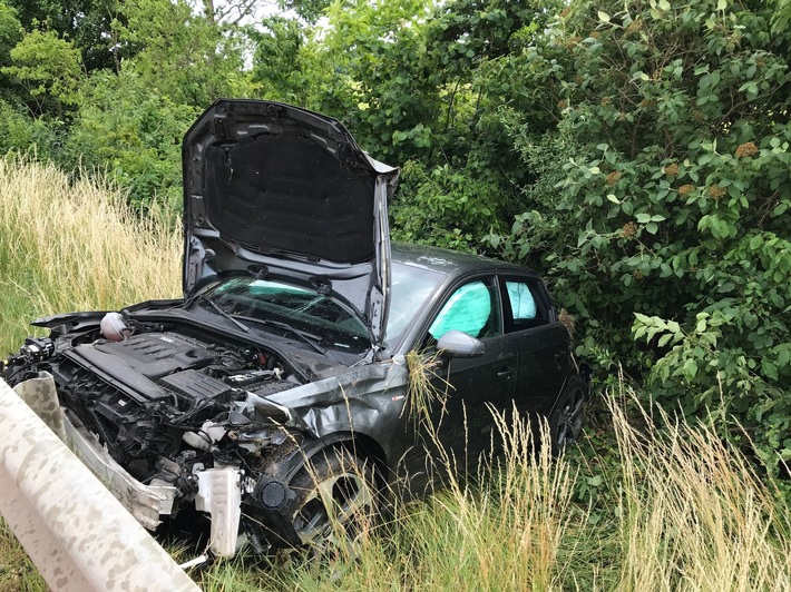 POL-PDTR: schwerer Verkehrsunfall mit verletztem PKW-Fahrer auf der B51 - Vollsperrung der Fahrbahn in Richtung Trier