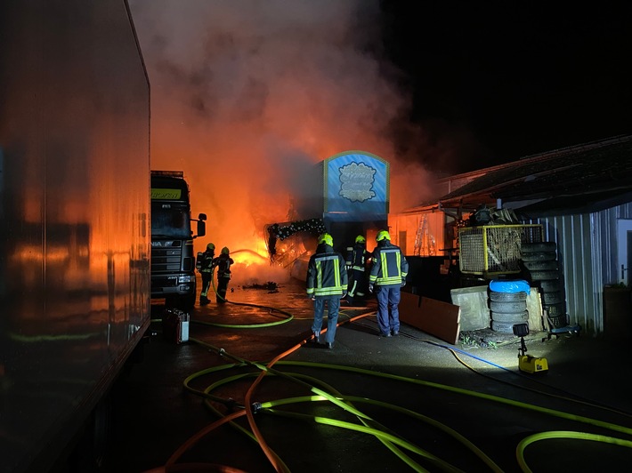 FW-GE: Brand auf dem Gelände eines Schaustellerbetriebes in Gelsenkirchen-Ückendorf verursacht hohen Sachschaden