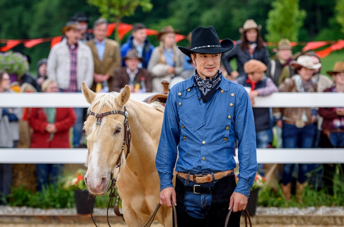 Das Erste: "Sturm der Liebe": Großes Westernturnier als Sommer-Highlight 
Emotionaler Wendepunkt im Liebesdreieck um Alicia, Christoph und Viktor