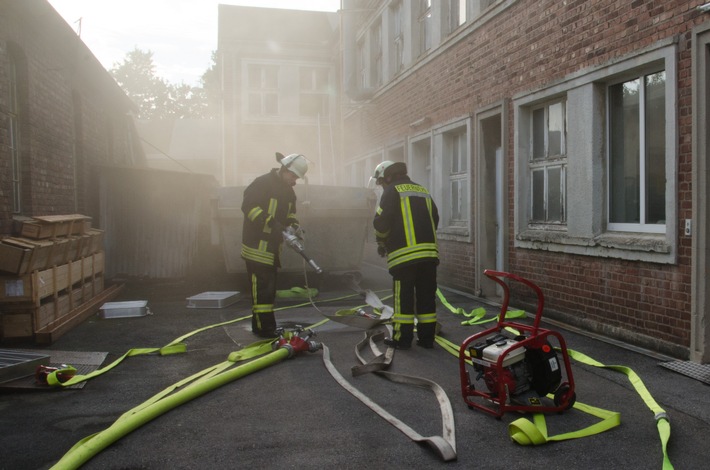 FW Menden: Alarmübung Löschzug Nord bei Firma GEFI in Bösperde