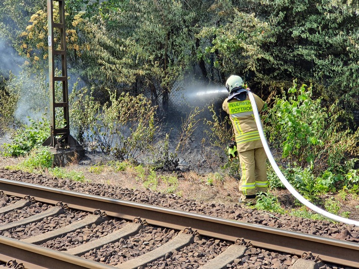 FW-BOT: Böschungsbrand unterhalb des Tetraeder