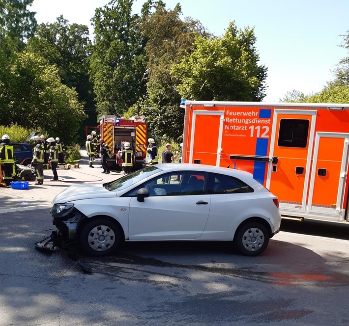 FW-AR: Verkehrsunfall mit zwei eingeklemmten Personen in Arnsberg-Obereimer