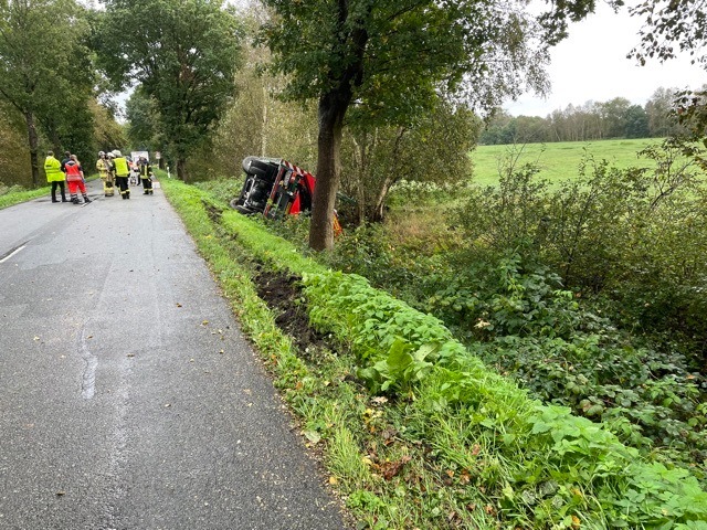 POL-CUX: Verkehrsunfall zwischen landwirtschaflichem Gespann und LKW auf der Kreisstraße 54 im Bereich Loxstedt (Lichtbild in der Anlage)