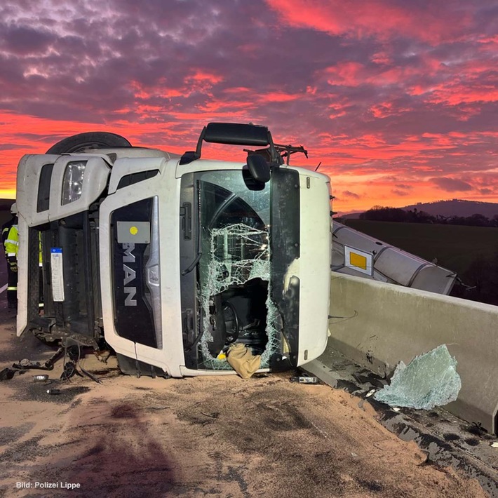 POL-LIP: Barntrup. LKW kippt durch Zusammenstoß auf die Seite - Verkehrsunfall auf der Nordumgehung.