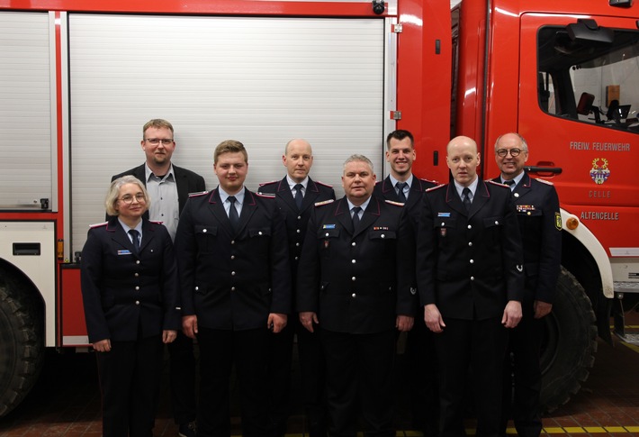 FW Celle: Mitgliederversammlung der Feuerwehr Altencelle - Ortsbrandmeister Sebastian Promoli mit Ehrennadel des LFV Niedersachsen in Bronze ausgezeichnet