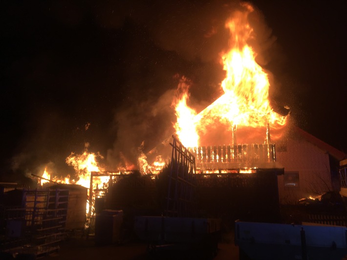 FW Lage: Feuer 3 / Brennt Wohnhaus - 13.12.2018 - 1.14 Uhr