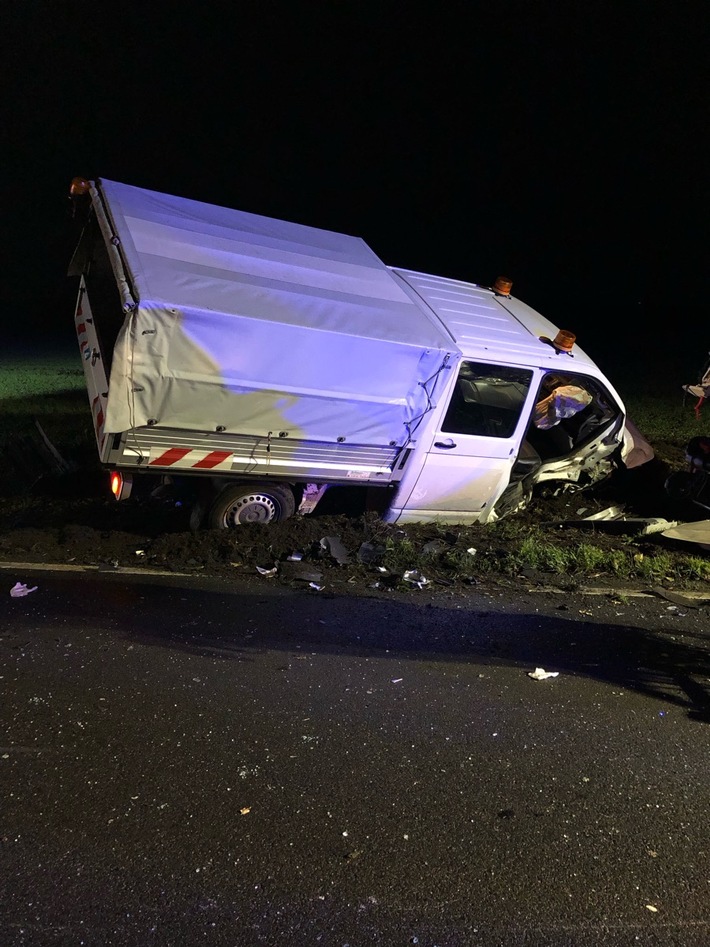 POL-RE: Dorsten: Pkw von der Fahrbahn abgekommen - Beifahrer lebensgefährlich verletzt