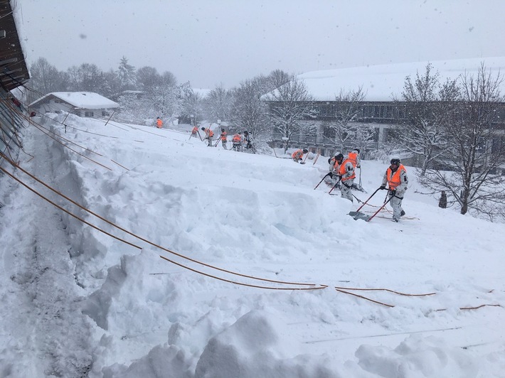 Schneechaos in Bayern: Gebirgsjäger im Einsatz für die Bevölkerung