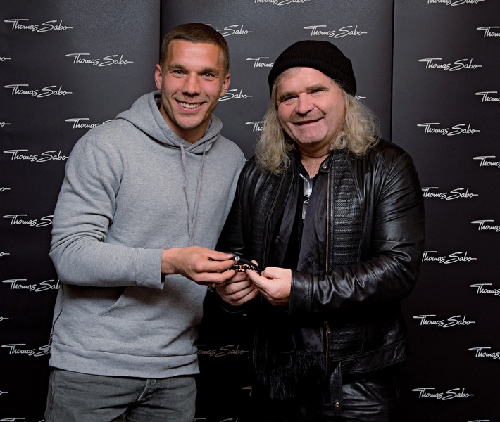 Schmuck und Fußball für Charity / Thomas Sabo unterstützt Lukas Podolski-Stiftung und übergibt Glücksbringer für WM (FOTO)