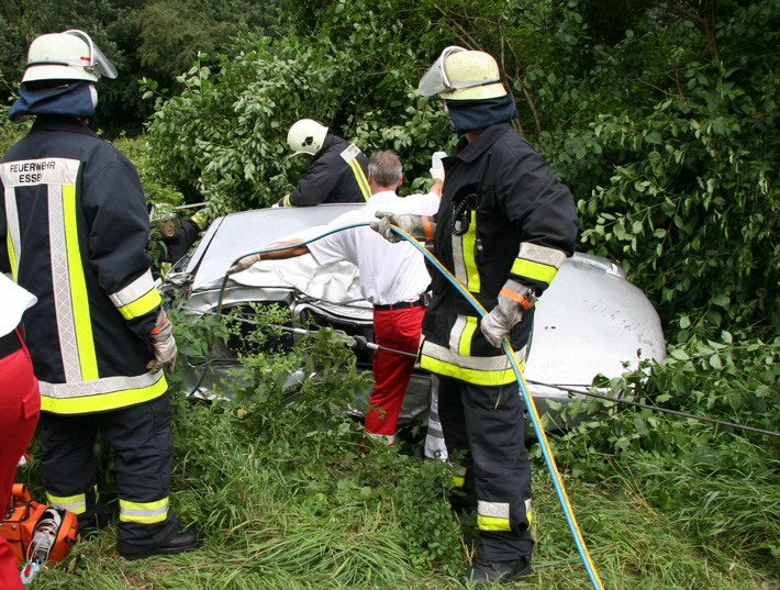 FW-E: PKW überschlagen, 86-jähriger Fahrer eingeklemmt (Foto verfügbar)