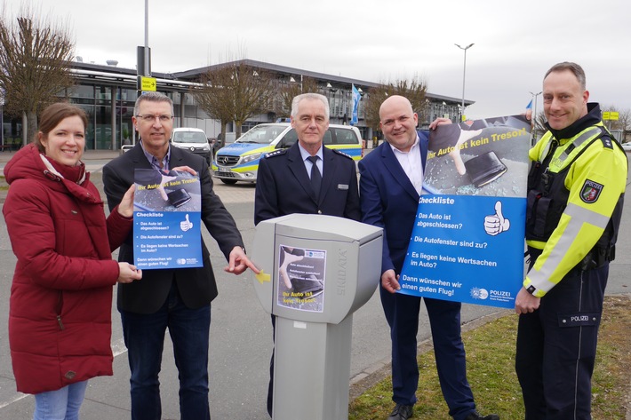 POL-PB: Ihr Auto ist kein Tresor! Die Kreispolizeibehörde Paderborn und der Flughafen Paderborn/Lippstadt engagieren sich mit einer gemeinsamen Plakataktion gegen den PKW-Aufbruch am Flughafen