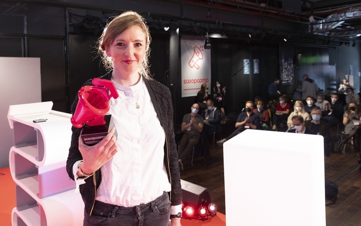 Opinary-Gründerin Pia Frey erhält den scoop Award 2021. Foto: Marcelo Hernandez / Funke Foto Service / Weiterer Text über ots und www.presseportal.de/nr/8218 / Die Verwendung dieses Bildes ist für redaktionelle Zwecke unter Beachtung ggf. genannter Nutzungsbedingungen honorarfrei. Veröffentlichung bitte mit Bildrechte-Hinweis.