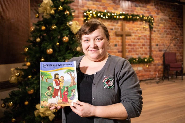 Weihnachtsgeschenke für bedürftige Kinder / "Weihnachten im Schuhkarton®" macht Liebe mit Händen greifbar (FOTO)