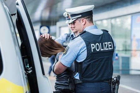 BPOL NRW: Bundespolizisten nehmen 30-Jährige im Duisburger Hauptbahnhof fest