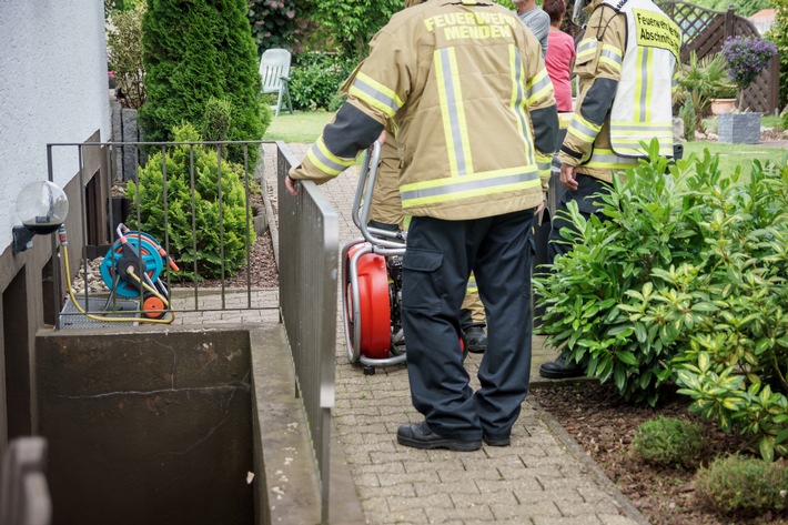 FW Menden: Rauch aus Stromhäuschen, Kellerbrand und Alarm durch CO-Austritt in einem Wohnhaus