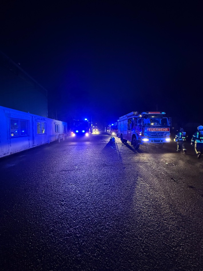 FW Dinslaken: Verrauchung in Produktionshalle