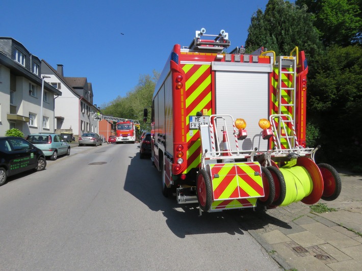FW-Heiligenhaus: Feuerwehr rettet Person über Drehleiter (Meldung 12/2021)
