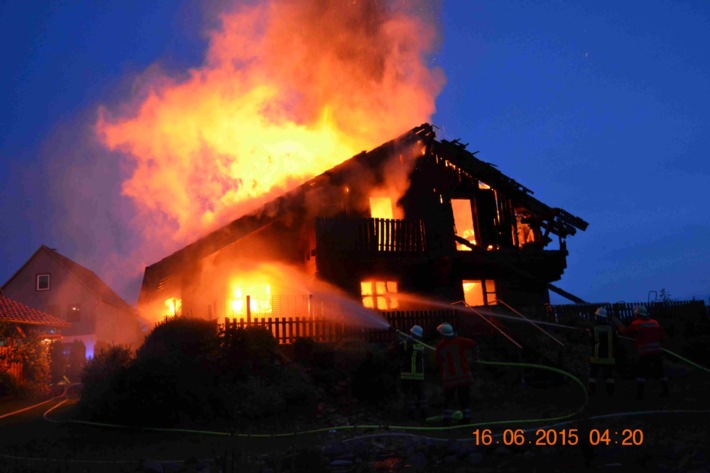 POL-HOL: Rühle - Dammesworth: Wohnhausvollbrand verursacht hohen Sachschaden - Einfamilienhaus aus Holz völlig ausgebrannt / Familie konnte sich rechtzeitig in Sicherheit bringen -