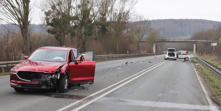 POL-HX: Unfall auf der B 64 zwischen Höxter und Holzminden