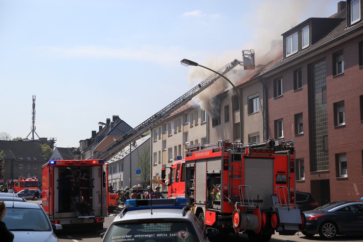 FW-E: Wohnungsbrand in Wohn- und Geschäftshaus, vier Personen durch Rauch verletzt