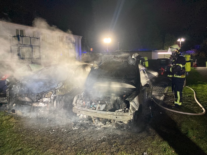 FW Moers: Zwei Autos brennen in Moers-Asberg, ein weiteres wird beschädigt