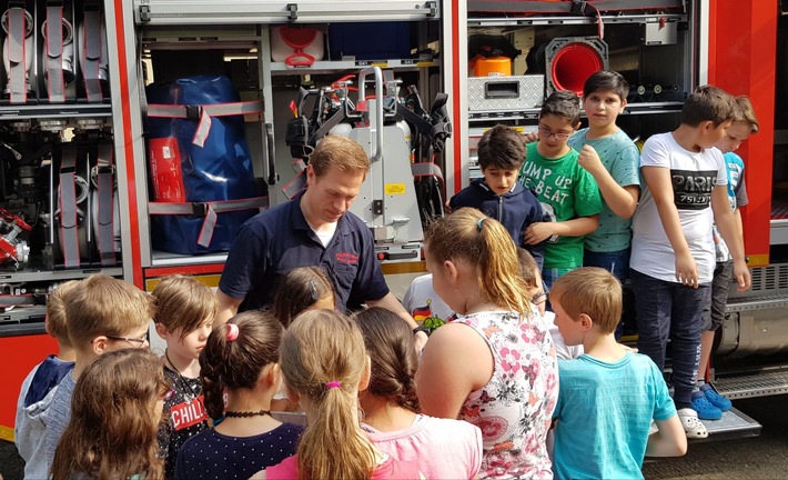 FW-WRN: Brandschutzfrüherziehung in der Werner Wienbredeschule mit der Freiwilligen Feuerwehr Werne