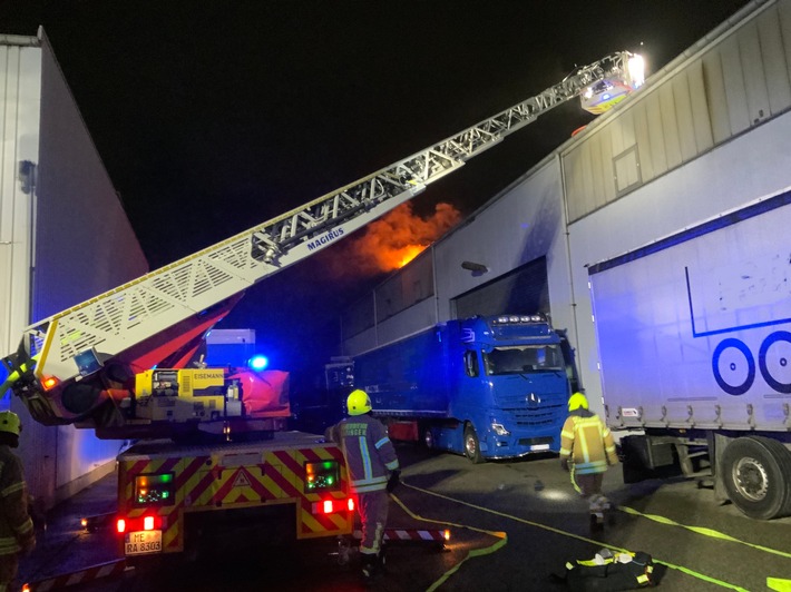 FW Ratingen: Brennendes Dach einer Lagerhalle löst Großeinsatz der Feuerwehr Ratingen aus.