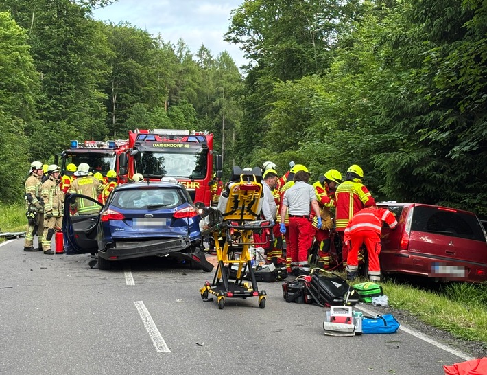 KFV Bodenseekreis: Feuerwehr rettet zwei Fahrzeuglenker aus Fahrzeugen nach schwerem Verkehrsunfall auf K7783