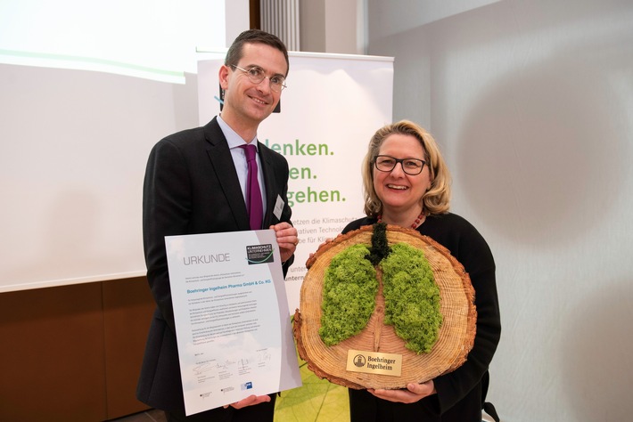 Klimaschutz: Urkunde von Umweltministerin für Boehringer Ingelheim (FOTO)