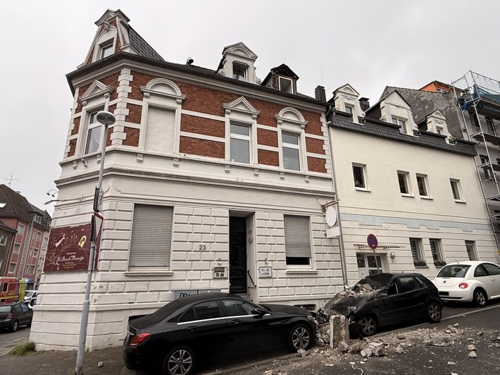 FW-MH: Fassadenteile stürzen von Dachgaube - Gebäude geräumt, keine Verletzten
