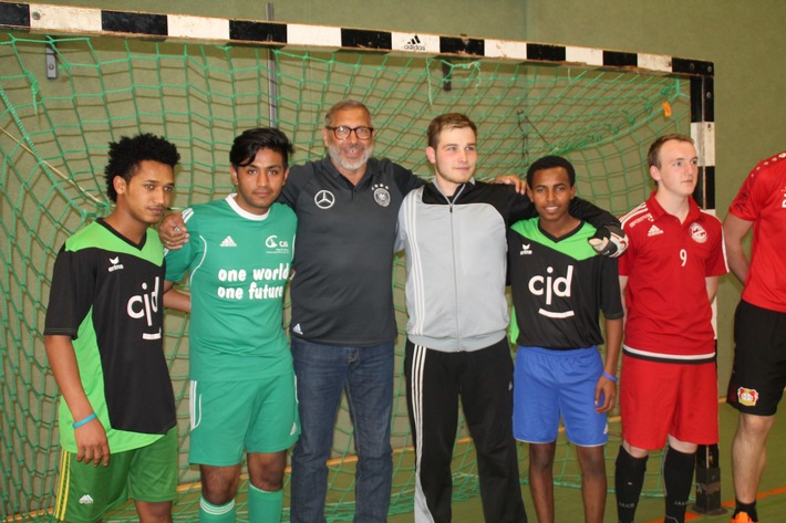 Zum internationalen Fußballturnier kommen junge Flüchtlinge und Jimmy Hartwig