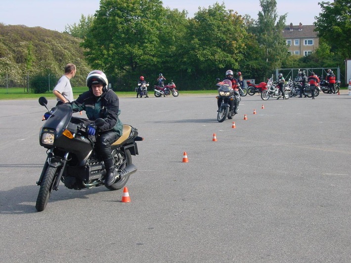 POL-DN: 011010 -7- (Kreis Düren) Sicherheit für motorisierte Zweiradfahrer ( Fotos als Anlage)