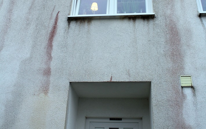 POL-OE: Unbekannte beschädigen Hauswand mit Chlor
