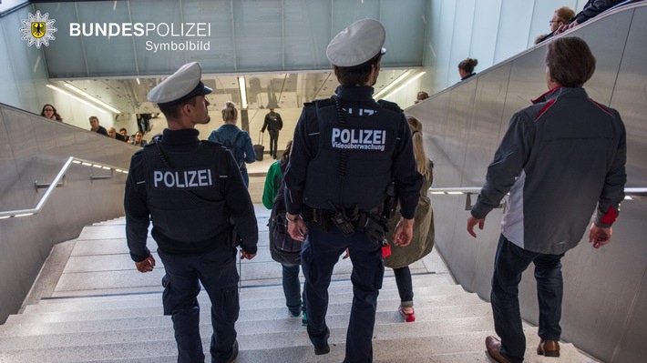 Bundespolizeidirektion München: Gehbehinderte Frau bespuckt und beleidigt / Rollator durch Gewalteinwirkung beschädigt