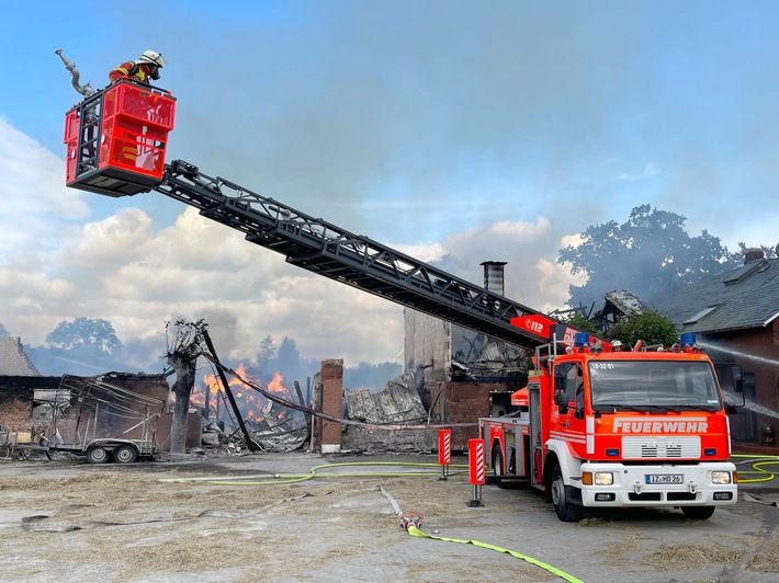 FW-RD: Großfeuer auf landwirtschaftlichem Betrieb in Pemeln