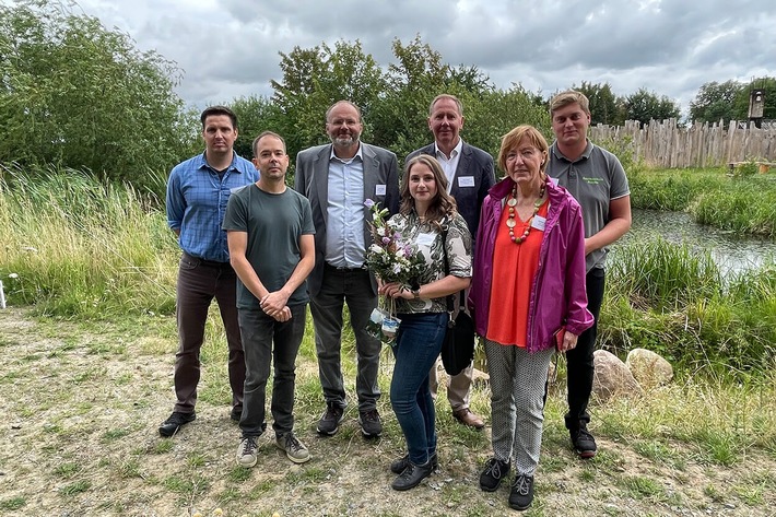 Erfolgreiches BiotopVerbund-Projekt auf Rügen: Renaturierter Dorfteich offiziell an die Gemeinde Gingst übergeben